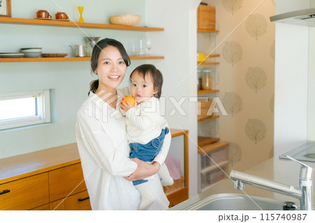 キッチンに立つ親子 115740987