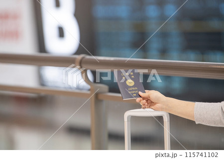 空港　女性　パスポート 115741102