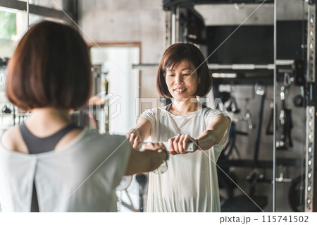 ジムで体脂肪計でコンディションチェックするアジア人女性 115741502