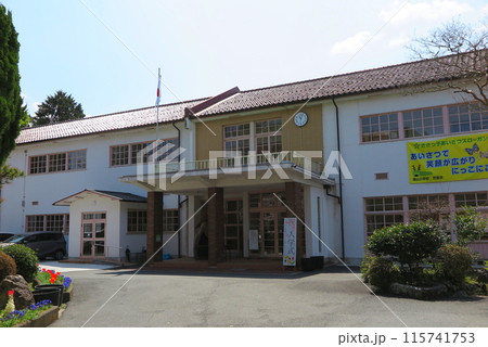 昭和30年代の木造校舎が現役の、篠山小学校・幼稚園:正面玄関から 昭和30年代の木造校舎が現役の、篠山小学校・幼稚園:正面玄関から 115741753