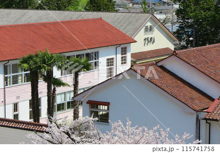 昭和30年代の木造校舎が現役の、篠山小学校・幼稚園：奥には皇紀2594年起工の古い講堂 115741758