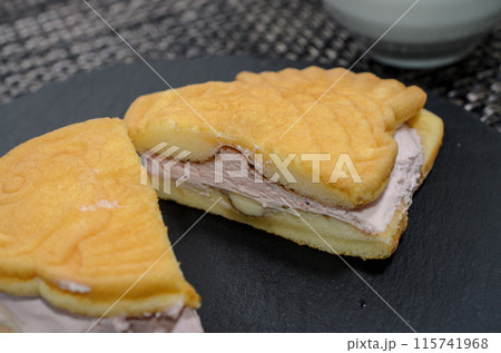 春のいちご鯛焼き 春のいちご鯛焼き 115741968