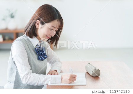 家で勉強する高校生 115742130