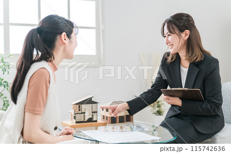 マイホーム・不動産・リフォーム・資産運用の説明・営業をするビジネスウーマンと相談するアジア人女性 マイホーム・不動産・リフォーム・資産運用の説明・営業をするビジネスウーマンと相談するアジア人女性 115742636