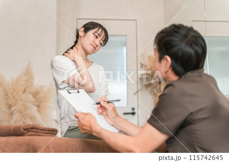 首こり・肩こりの施術をする整体院・整骨院・マッサージに通う女性と整体師・セラピスト 首こり・肩こりの施術をする整体院・整骨院・マッサージに通う女性と整体師・セラピスト 115742645