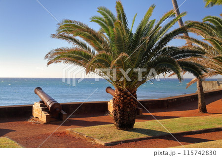 フランス海外県レユニオン島の中心都市サンドニ北端 インド洋を望む海岸に大砲跡も残るバラショワ広場 フランス海外県レユニオン島の中心都市サンドニ北端 インド洋を望む海岸に大砲跡も残るバラショワ広場 115742830