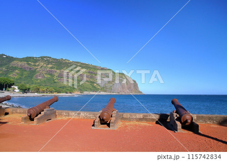 フランス海外県レユニオン島の中心都市サンドニ北端 インド洋を望む海岸に大砲跡も残るバラショワ広場 フランス海外県レユニオン島の中心都市サンドニ北端 インド洋を望む海岸に大砲跡も残るバラショワ広場 115742834