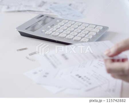 領収書の整理 (電卓と女性の手) 3 領収書の整理 (電卓と女性の手) 3 115742882