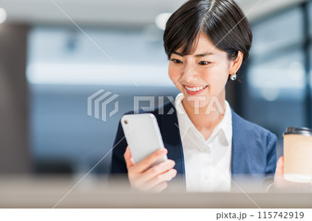 オフィス　ビジネスウーマン　撮影協力：WEEK芝大門（サンフロンティア不動産） 115742919