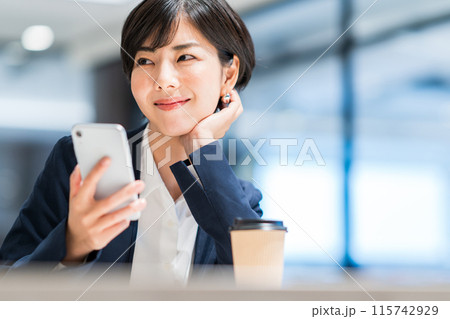 オフィス　ビジネスウーマン　撮影協力：WEEK芝大門（サンフロンティア不動産） 115742929