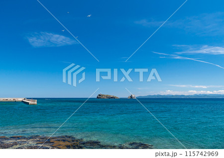 【青森県下北半島脇野沢鯛島】下北ジオパーク内にある鯛に似た無人島は鯛島と呼ばれている 【青森県下北半島脇野沢鯛島】下北ジオパーク内にある鯛に似た無人島は鯛島と呼ばれている 115742969