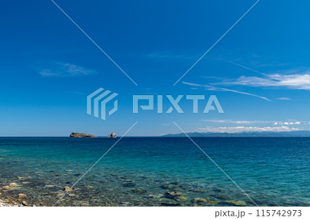 【青森県下北半島脇野沢鯛島】下北ジオパーク内にある鯛に似た無人島は鯛島と呼ばれている 【青森県下北半島脇野沢鯛島】下北ジオパーク内にある鯛に似た無人島は鯛島と呼ばれている 115742973