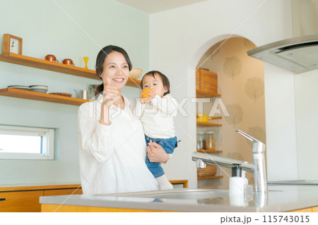 キッチンに立つ親子 115743015