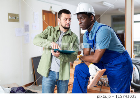 Builder having conversation with designer about documents 115743035