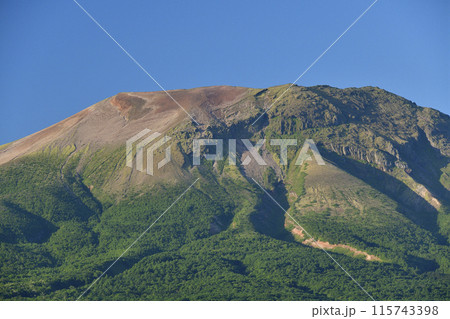 初夏の北海道森町で朝の砂原岳の風景を撮影 115743398