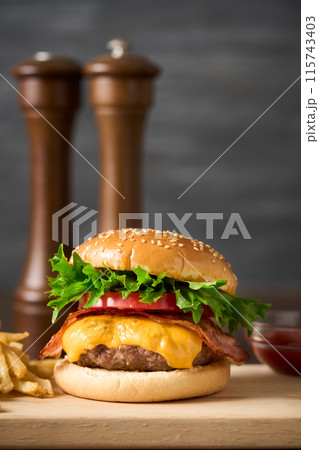 ハンバーガー 115743403