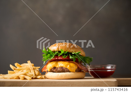 ハンバーガー 115743416