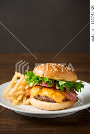 ハンバーガー 115743426