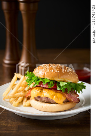 ハンバーガー 115743428