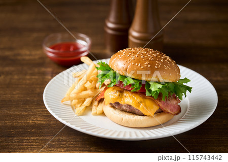 ハンバーガーの写真素材 [115743442] - PIXTA