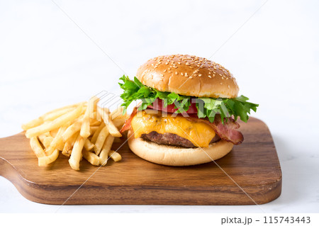 ハンバーガー 115743443