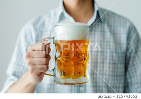 ボヘミアンガラス人形　ビールジョッキを持つ人 ボヘミアガラス ビールを持つ主人 ビールジョッキーを持つ人形