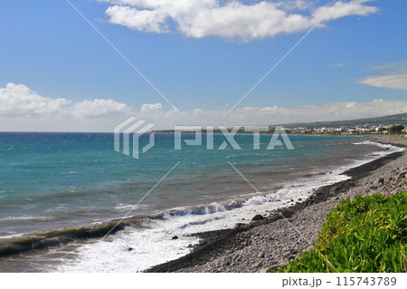 フランス海外県レユニオン島の中心都市サンドニのインド洋を望む海岸 フランス海外県レユニオン島の中心都市サンドニのインド洋を望む海岸 115743789