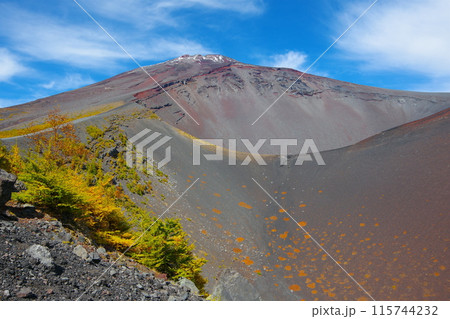 青空を背景にした富士山宝永第二火口縁から観た宝永第一火口と山頂の眺め　Ver3 115744232