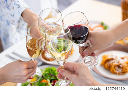 ホームパーティー 色々な飲み物で乾杯している手元(顔なし) ホームパーティー 色々な飲み物で乾杯している手元(顔なし) 115744410