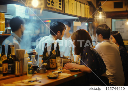 居酒屋で呑む男女 115744420