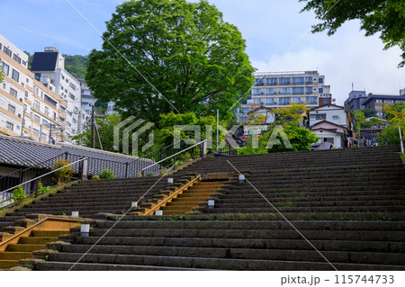 平日の伊香保石段街の風景 115744733