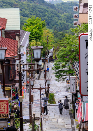 平日の伊香保石段街の風景 115744745