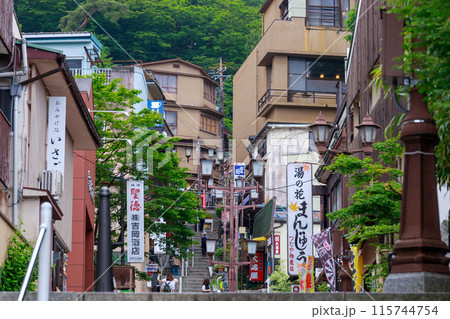 平日の伊香保石段街の風景 115744754