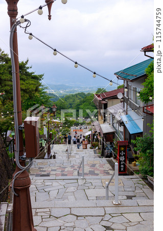 平日の伊香保石段街の風景 115744759