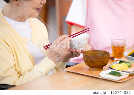 食事シーン　食事をするシニア女性の手元 115744886