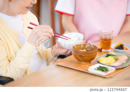 食事シーン　食事をするシニア女性の手元 115744887
