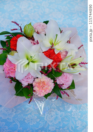 母の日ギフトのフラワーアレンジメント・背景ブルー 115744890