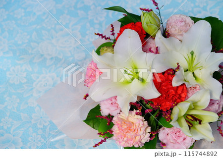 母の日ギフトのフラワーアレンジメント・背景ブルー 115744892