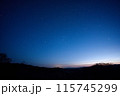 北海道道東の平原から望む夜明け前の星空-1 115745299