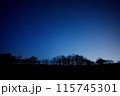北海道道東の平原から望む夜明け前の星空-2 115745301