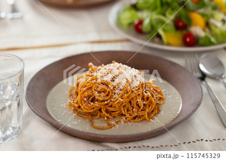 食卓　パスタとサラダの物撮り 115745329