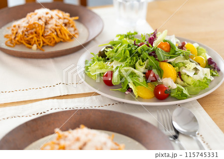 食卓 パスタとサラダの物撮り 食卓 パスタとサラダの物撮り 115745331