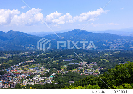 伊香保ロープーウエイの頂上、上ノ山公園から眺める快晴の群馬の山々の風景 伊香保ロープーウエイの頂上、上ノ山公園から眺める快晴の群馬の山々の風景 115746532