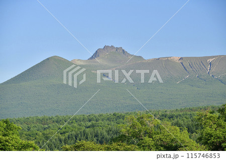 初夏の北海道鹿部町で朝の駒ヶ岳の風景を撮影 115746853