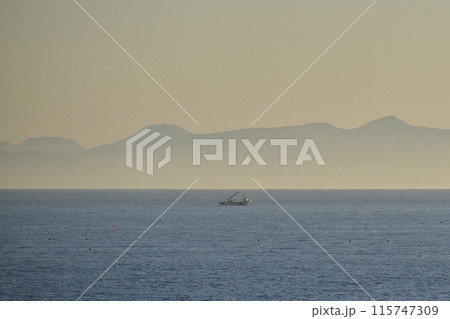 初夏の北海道森町で操業中のホタテ漁船の風景を撮影 115747309