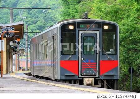 【JR西日本】キハ121系（伯備線：生山駅） 115747461