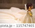 ウエディングドレスを着た女の子　横向き 115747465