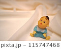 布の上に座る赤ちゃんの男の子 115747468