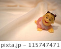 正面に笑いかける赤ちゃんの女の子 115747471