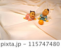 白い布の上でボールで遊ぶ赤ちゃんの男の子と女の子 115747480